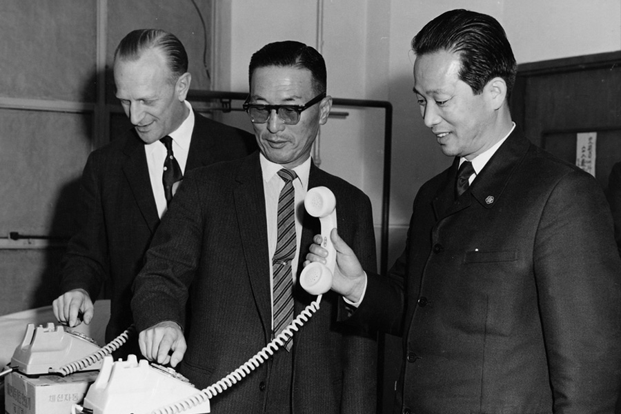 1961년, 연암 구인회 회장이 국내 최초 국산화 자동전화기(모델명:GS-1)로 시험 통화를 하고 있는 모습