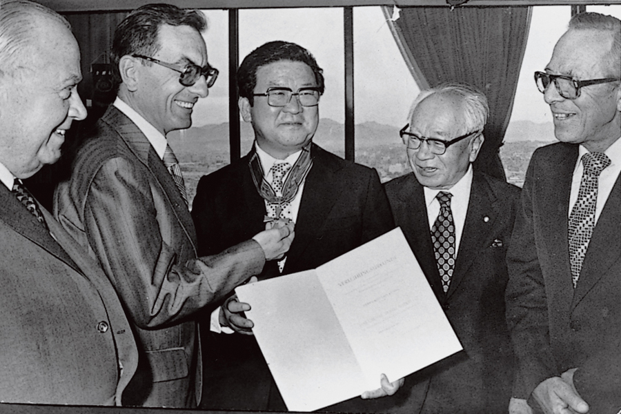 1976년 9월, 구자경 회장(가운데)이 한 독 경제교류에 대한 공로로 독일 정부로부터 유공대십자훈장을 받고 있다