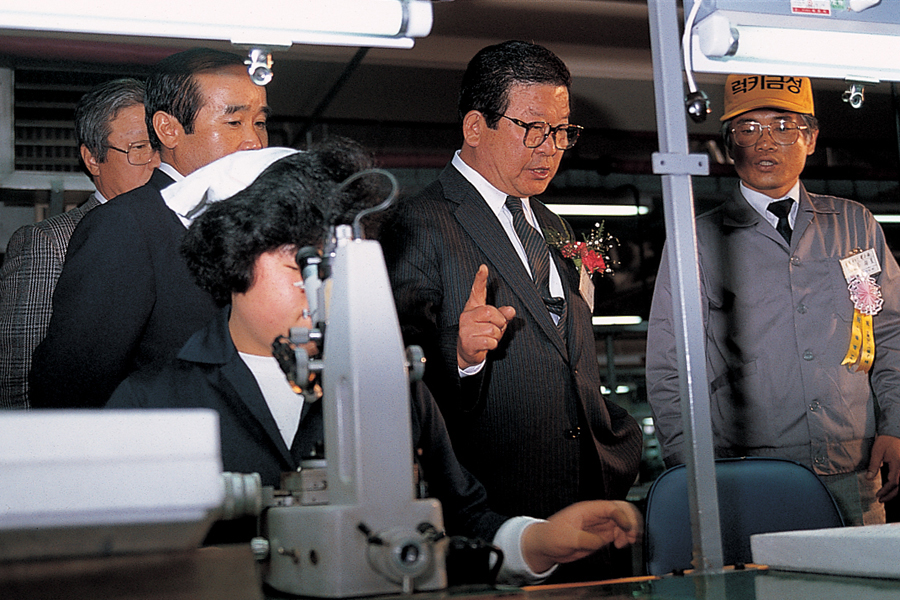1985년 4월, 금성정밀(현 LG이노텍) 광주공장 준공식에서 공장을 둘러보는 구자경 회장