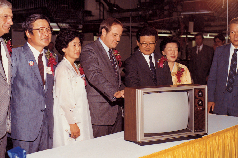 구자경 회장(오른쪽 세번째)이 미국 현지생산법인(GSAI)에서 생산된 제1호 컬러TV 제품을 살펴보고 있다