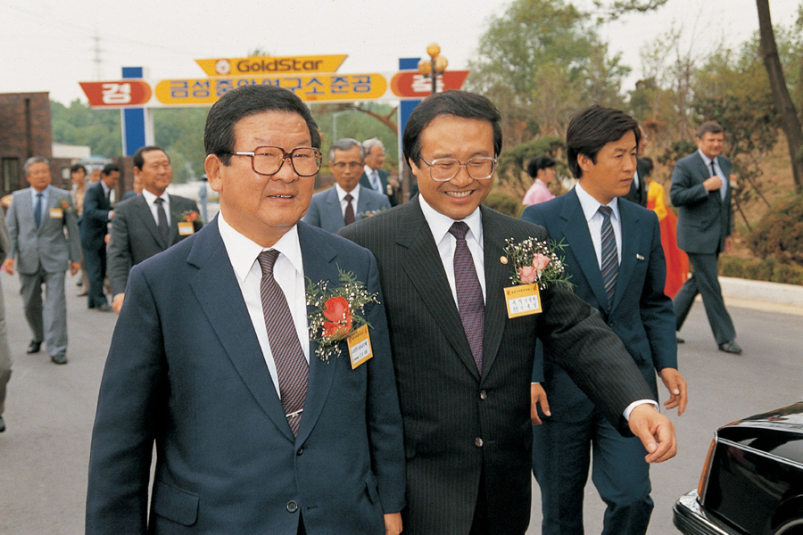 1987년 5월, 서울 우면동에 위치한 금성사 중앙연구소 준공식에 참석한 구자경 회장(왼쪽)
