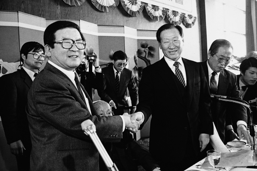 1987년 2월, 제26차 전경련 정기총회에서 18대 회장에 추대된 구자경 회장(왼쪽)이 정주영 전임회장으로부터 축하를 받고 있다