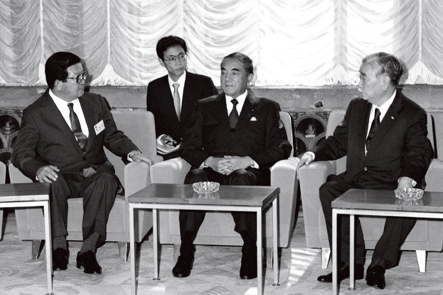 1987년 10월, 구자경 회장(왼쪽)이 전경련 회장으로서 일본을 방문해 나카소네 총리를 예방하고 있는 모습