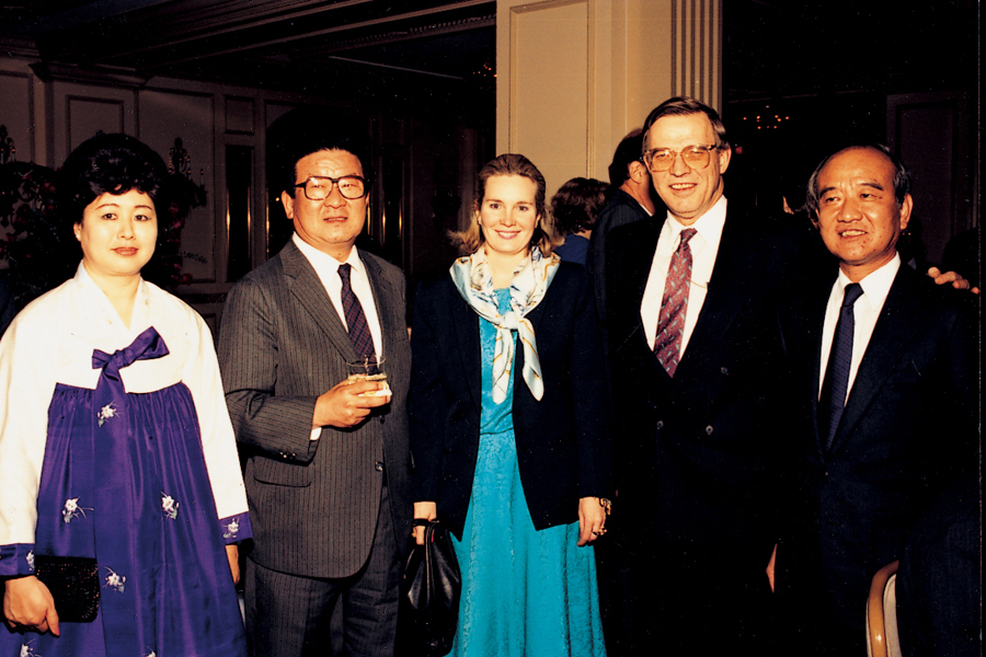 1988년 3월, 구자경 회장(왼쪽 두번째)이 민간 차원의 경제외교 활동을 위해 미국을 방문, 미국 각계 인사들과 합작선 경영자를 초청해 가진 워싱턴 리셉션 장면