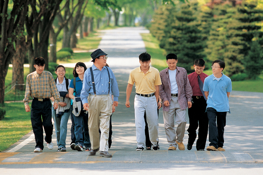 구자경 회장(가운데)이 연암대학교에서 학생들과 함께 교내를 산책하고 있다