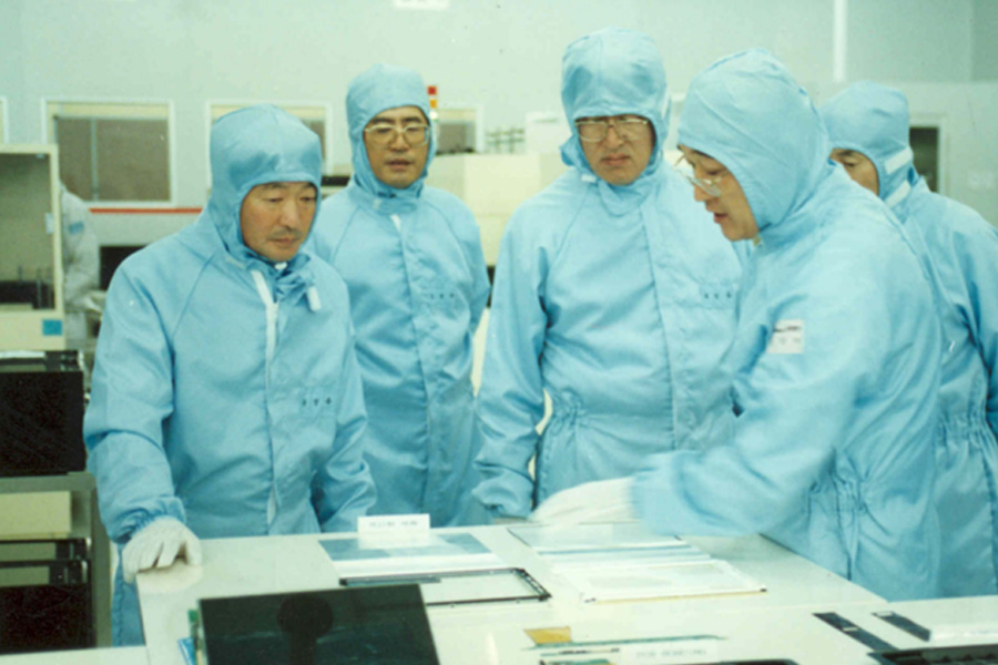 1996년 10월 구본무 회장(왼쪽 첫 번째)이 LCD 공장을 방문해 생산제품을 점검하고 있다.
