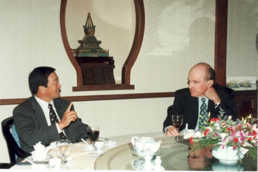 구본무 회장은 취임 후 제2의 경영혁신을 강도높게 추진했다. 1996년 10월 잭 웰치 前 GE 회장(오른쪽)과의 미팅에서 경영혁신에 대한 의견을 나누고 있는 모습