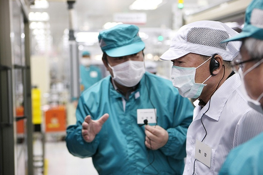2011년 2월 구본무 회장(오른쪽)이 LG화학 오창 전기차배터리 공장을 찾아 생산라인을 점검하고 있다.