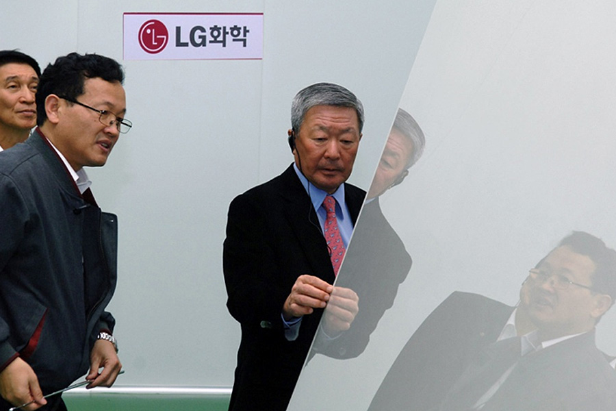 2011년 11월 구본무 회장이 LG화학 유리기판공장에서 생산제품을 점검하고 있다.
