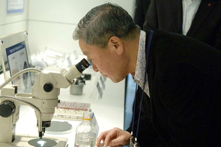구본무 회장은 매년 연구개발성과보고회에서 연구과제를 점검하고 연구원들을 격려했다. 2011년 3월 연구개발성과보고회에서 구본무 회장이 미래 신사업 연구과제를 현미경으로 살펴보고 있다.
