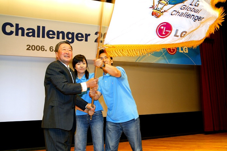 구본무 회장은 회장 취임해인 1995년 대학생 해외탐방 프로그램인 ‘LG 글로벌 챌린저’를 실시토록 했다. 2006년 6월 LG글로벌챌린저 발대식에서 구본무 회장이 대학생들과 깃발을 흔들고 있다.