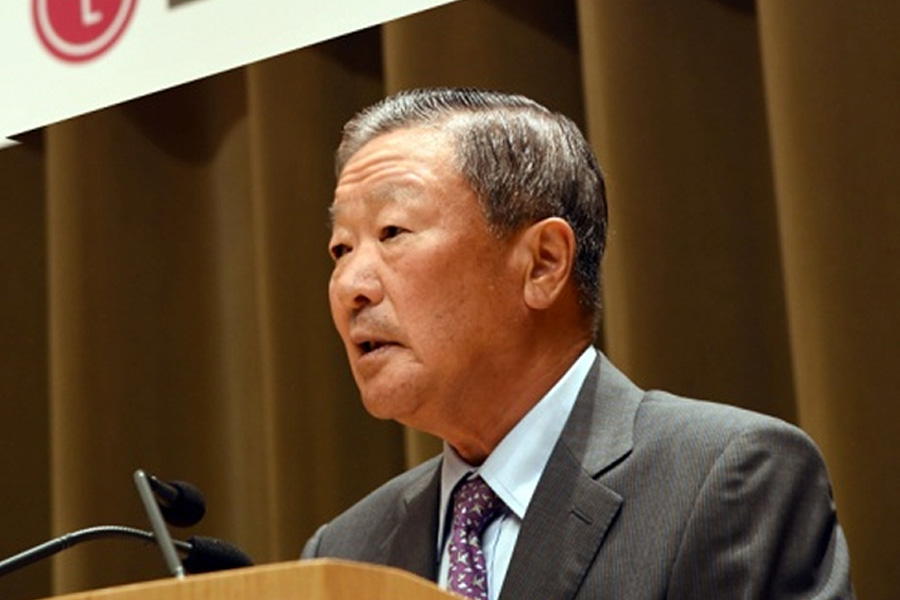 구본무 회장은 LG공익재단의 대표로서 사회공헌활동도 활발히 펼쳤다. 2015년 6월 연암해외연구교수 증서수여식에서 인사말을 하는 모습